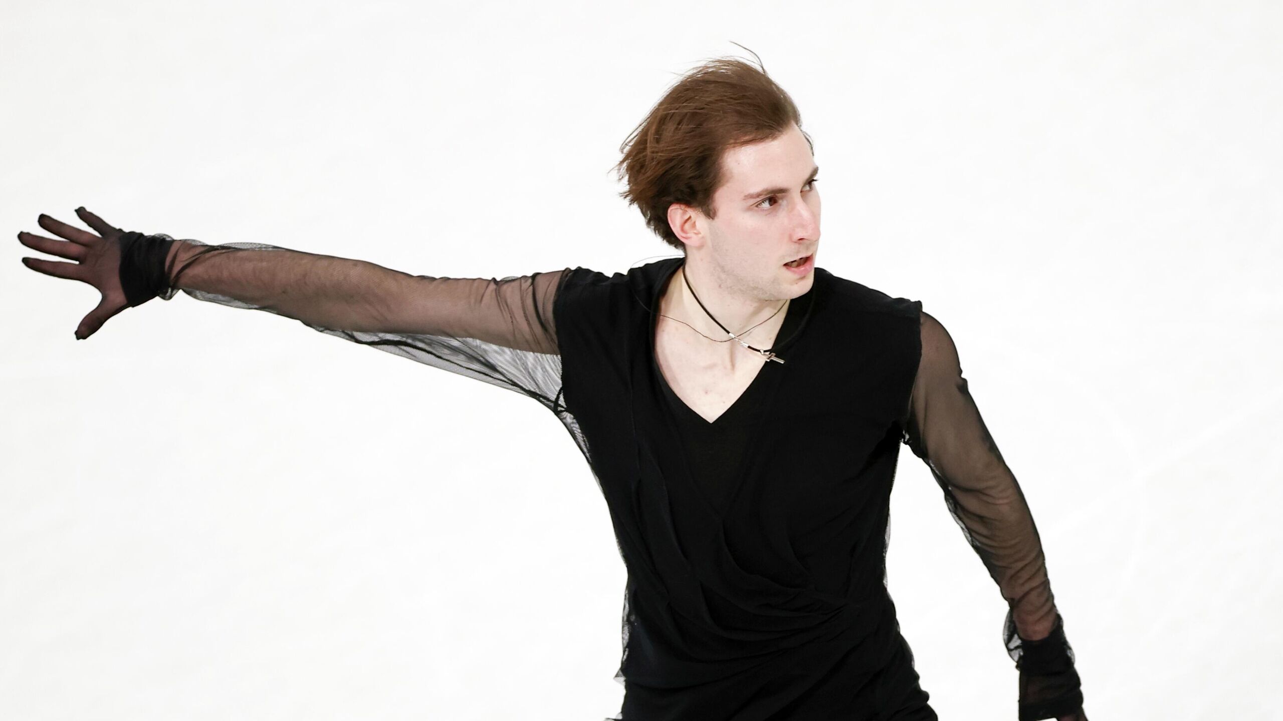 Сборная США в драматичной схватке с японцами вырвала золото командного турнира фигуристов РИА Новости Спорт рассказывает как американцев спас потерявший былую уверенность их лидер Илья Малинин и где бы могли в этой компании оказаться россияне Грузин подвел единственный нерусский После четырех коротких программ в командном турнире сложилось две интриги В одной закрученной в том числе и благодаря неожиданно не собравшемуся на прокат двукратному чемпиону мира Илье Малинину японцы оказались в намного более конкурентной чем ожидалось борьбе с американцами за золото А в другой в борьбе за бронзу закусились сборные Италии Канады и Грузии Причем последние всего лишь на очко опередили перед отсевом пяти слабейших команд французов едва избежав вылета