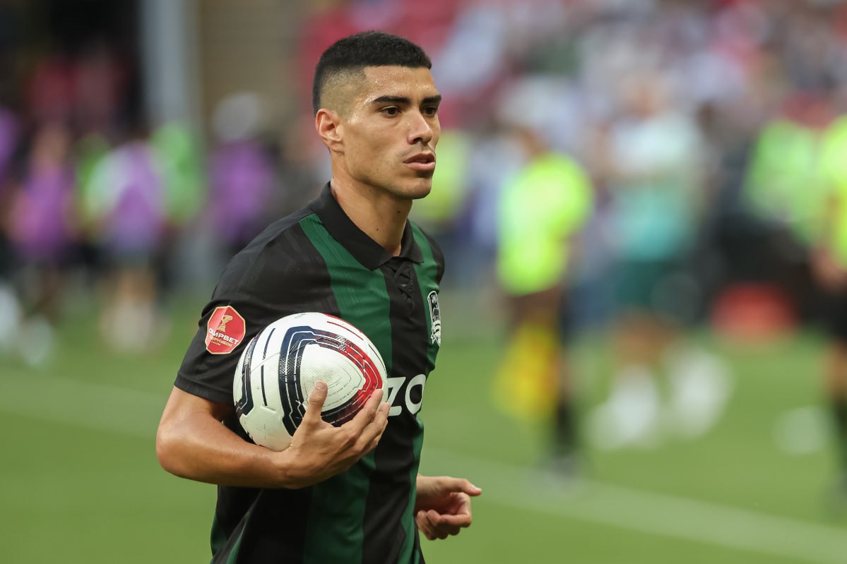 Защитник Краснодара Оласа был эпизод расизма в матче с ЦСКА Уругвайский защитник Краснодара Лукас Оласа заявил в эфире Матч ТВ что его партнера по команде оскорбили на почве расизма в матче 18 го тура РПЛ с ЦСКА Краснодар и ЦСКА завершили первый тайм со счетом 1 1 По ходу тайма игрок ЦСКА Мойзес заработал желтую карточку за фол на Джоне Кордобе что привело к перепалке Уходя с поля на перерыв Кордоба начал кричать на Родриго Вильягру из ЦСКА а в подтрибунном помещении колумбиец эмоционально поговорил с Мойзесом На вопрос о том с чем связаны такие эмоции в перерыве Оласа сказал Это был эпизод расизма который случился по отношению к одному из моих партнеров по команде Ему сказали гребаный негр Оласа не сказал кого из игроков Краснодара оскорбили Global Look Press Подписаться на РБК Спорт