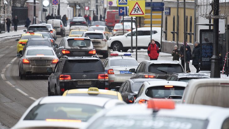 Москвичей предупредили о сильных пробках в центре в ближайшие два дня 18 и 19 февраля в центре Москвы возможны локальные перекрытия сообщает Дептранс Горожан призвали передвигаться по городу на метро так как поезда не зависят от дорожной обстановки и погоды Если поездки на автомобиле не избежать то ведомство рекомендовало водителям заложить дополнительное время на дорогу и заранее построить маршрут Фото Москва 24