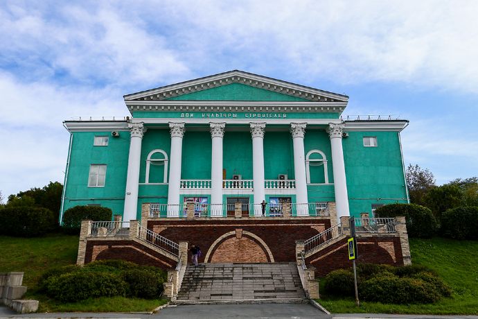 Капитальный ремонт находкинского Дома молодежи начнется в ноябре В начале июля администрация Находкинского городского округа сообщила что в этом году планируется вывод здания Дома молодежи бывший ДКС в капитальный ремонт Решение обусловлено необходимостью обеспечения безопасных и современных условий для деятельности творческих коллективов и посещения учреждения горожанами В течение 2024 года в Доме молодежи НГО проводились работы в ходе которых обследовалось состояние несущих конструкций и перекрытий специалисты устанавливали специальные маячки по которым отслеживалась деформация конструктивных элементов проводили измерения специальной аппаратурой По результатам изысканий был подготовлен проект капитального ремонта несущих конструкций здания Дома молодежи Он прошел необходимые согласования и государственную экспертизу Работы планируется начать в ноябре текущего года Окончание ремонта сентябрь 2026 года Отметим что в 2024 году в районе Дома молодежи были проведены работы по обустройству ливневой канализации которая отвела ливневые и грунтовые воды от учреждения культуры а также от сквера Молодежный и ледовой арены Жемчужина Находки Здание Дома молодежи построенное в 1958 году длительное время не подвергалось комплексному восстановлению В связи с этим администрацией Находки было принято решение о проведении масштабных работ включающих Ремонт подвальных помещений и устройство дренажной системы для отвода грунтовых вод что предотвратит подтопление и разрушение фундамента Восстановление поврежденных участков бетонного основания и отделки фасадной лестницы Ранее лестничный марш уже ремонтировался однако требуется дополнительное укрепление конструкций Ремонт перекрытий и вестибюля второго этажа а также лестниц для обеспечения безопасного доступа в здание На время ремонта здание будет закрыто Творческие коллективы пока отправятся репетировать в другие места образовательные учреждения города Однако все мероприятия Дома молодёжи пройдут согласно плану графику Особое внимание было уделено театру Рампа Администрация Находкинского городского округа высоко ценит вклад народного театра в культурную жизнь города Коллектив основанный Татьяной Тренькиной в 2005 году является неоднократным лауреатом региональных и международных фестивалей Для сохранения непрерывности творческого процесса театру предоставлен репетиционный зал оснащенный звуковым оборудованием и проектором Сейчас готовится проект плана показов спектаклей Он проходит согласование с учреждениями культуры и школами в которых есть залы со сценой Руководство театра Рампа было заранее уведомлено о ремонте и предложенных вариантах размещения Возражений со стороны коллектива не поступало Администрация Находкинского городского округа способствует сохранению и развитию народного театра Рампа Это подтверждается в том числе финансированием деятельности театра из бюджета округа После завершения ремонта который займет необходимое время по проекту работы будут проводиться в срок с ноября 2025 года по сентябрь 2026 года театр Рампа вернется в обновленное здание Это позволит не только сохранить но и расширить его деятельность включая постановки новых спектаклей и образовательные программы для молодежи Администрация Находки прилагает все усилия для того чтобы капитальный ремонт учреждения культуры прошел с минимальным воздействием на творческий процесс и призывает горожан продолжать поддерживать все коллективы Дома молодежи