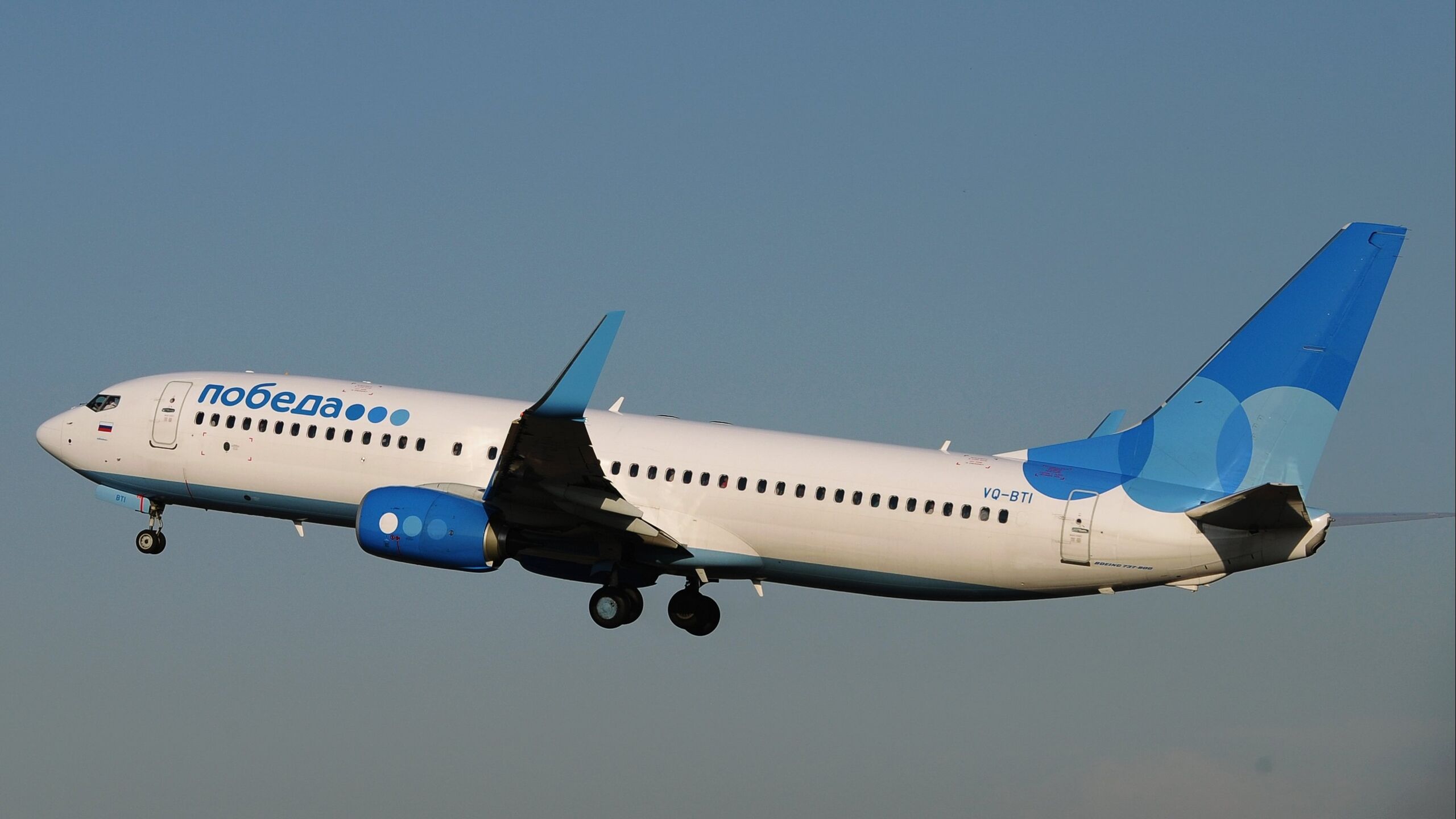 Авиакомпания Победа с 15 декабря запустит услугу Увеличенная ручная кладь которая позволит пассажирам заранее приобретать дополнительное место ручной клади сообщил авиаперевозчик С 15 декабря мы запустим в продажу услугу увеличенной ручной клади Это позволит нашим клиентам при необходимости приобретать заранее дополнительное место ручной клади габаритами не более 55x40x25 см без ограничения по весу говорится в сообщении Победы Услугу можно будет приобрести при покупке билета на сайте или во время регистрации на рейс в аэропорту Стоимость провоза дополнительной ручной клади составит от 3499 рублей Один пассажир имеет возможность взять только одно дополнительное место Авиакомпания Победа российский лоукостер входит в группу Аэрофлот Парк перевозчика состоит из самолетов Boeing