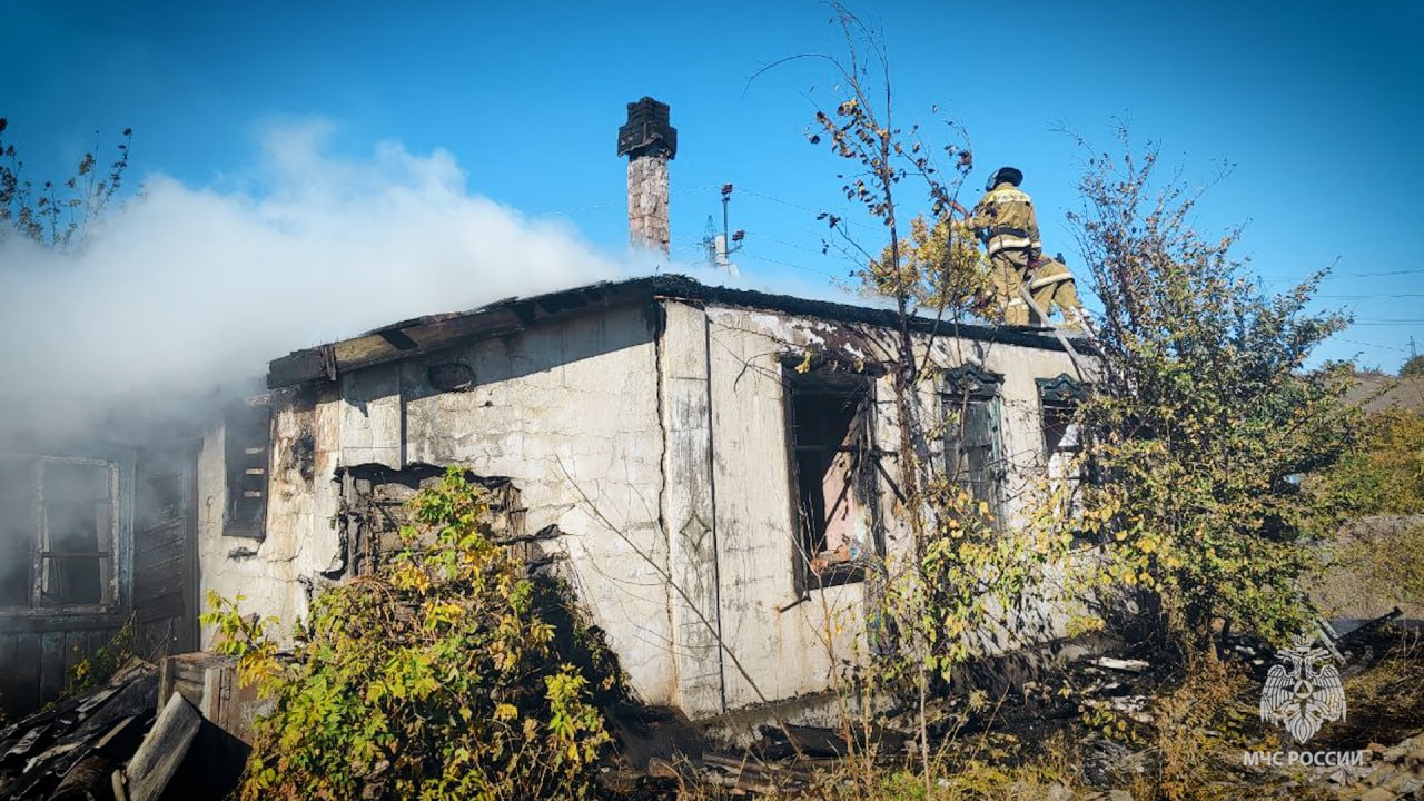 Спасатели МЧС России ликвидировали пожар на частном подворье   Сегодня в 9:19 на номер 101 Свердловского МО поступило сообщение о загорании здания по ул. Пугачева.   К месту вызова выехали силы и средства 7 пожарно-спасательной части, 2 автоцистерны. По прибытии наблюдалось загорание внутри нежилого строения. На тушение был подан 1 ствол «Б».   Пожар ликвидирован в 11:29.   Причина – неосторожное обращение с огнем неустановленных лиц.   От загоревшегося мусора  50 квадратных метров  вспыхнула крыша брошенного дома на площади 64 квадратных метра.   Жертв и пострадавших нет.  #БудьВКурсе оперативных событий  в Луганской Народной Республике      в России