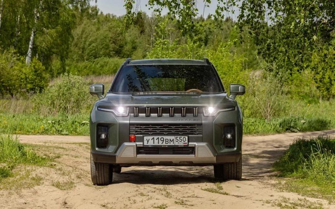 Корейский бренд KGM бывший Ssang Yong перенес срок старта локализации производства в России на 2026 год Об этом сообщила Autonews пресс служба марки Сроки реализации подвинулись в 2026 год отметили в KGM Причины переноса сроков начала производства кроссоверов в России в KGM не назвали Изначально планировалось что сборка автомобилей KGM начнется осенью 2025 года на калининградском заводе Автотор На данный момент KGM является единственным не китайским иностранным брендом который официально продает автомобили в России с гарантией и обслуживанием В линейке марки четыре модели кроссоверы Tivoli Korando Torres а также внедорожник Rexton эксклюзив autonews