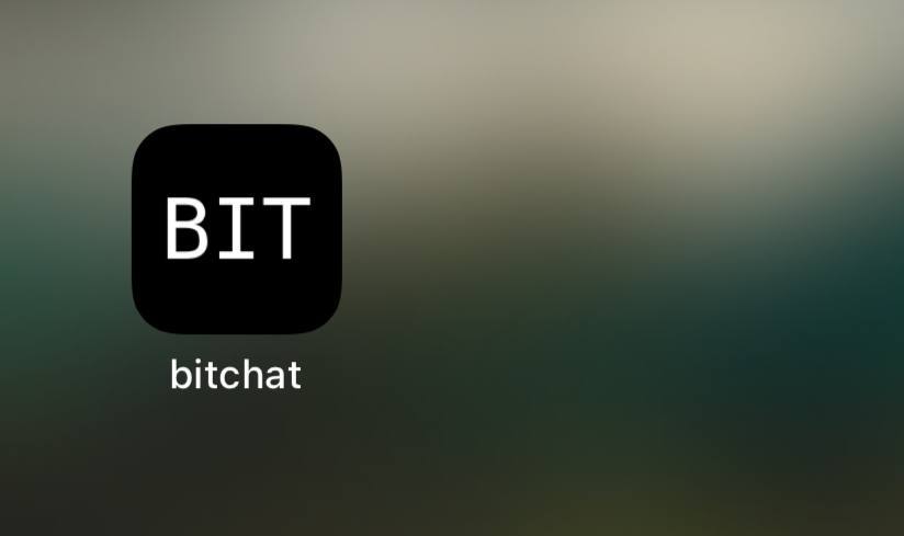 О! Мессенджер BitChat Джека Дорси появился в App Store. Напомню, переписываться там можно без доступа в интернет, связь работает через Bluetooth-сеть из разных устройств вокруг вас, по тому же принципу, что AirTag. Мессенджер анонимный, регистрация не требуется. Пока в приложении тишина. Но вы обязательно его скачайте и дайте права на использование Bluetooth при первом заходе. И если окажитесь в толпе без интернета, то сможете чатиться с теми, у кого есть BitChat. Хочется скорее попробовать.