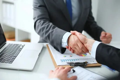 Льготное кредитование МСП в воссоединенных регионах продолжится в 2026 году  Программу льготного кредитования МСП по ставке 10% продлят на 2026 год в ДНР, ЛНР, Запорожской и Херсонской областях. Поручение Председателя Правительства России Михаила Мишустина, которое он дал на заседании Правительственной комиссии по вопросам развития малого и среднего предпринимательства, прорабатывает Минэкономразвития России.   «Специальная программа льготного кредитования МСП востребована в новых регионах — с момента старта уже предоставлено около 320 кредитов на общую сумму 1 млрд рублей.  Операторы программы — ПАО «Банк ПСБ» и ЦМРБанк. В 2025 году поддержку смогут получить порядка 100 компаний. Продление программы на 2026 год позволит бизнесу в воссоединенных регионах уверенно развиваться, создавать новые рабочие места и укреплять экономический потенциал территорий», — отметила заместитель министра экономического развития России Татьяна Илюшникова.   Механизм поддержки по программе сочетает в себе снижение процентной ставки по кредитам для банков за счет бюджетных средств и предоставление гарантий по кредитам. Благодаря этому малый и средний бизнес может получить кредит на любые нужды по ставке не выше 10% годовых на срок до трех лет. Максимальная сумма кредита составляет 50 млн рублей, а гарантия может покрыть до 50% этой суммы.  Предприятия, воспользовавшиеся льготной программой, используют средства для производства компонентов и деталей машин и оборудования, в том числе для сельского хозяйства, пищевой продукции, мебели, пластмассовых изделий и другой продукции. Поддержку также получили компании, работающие в сферах строительства, общественного питания, розничной и оптовой торговли, грузовых и пассажирских перевозок.