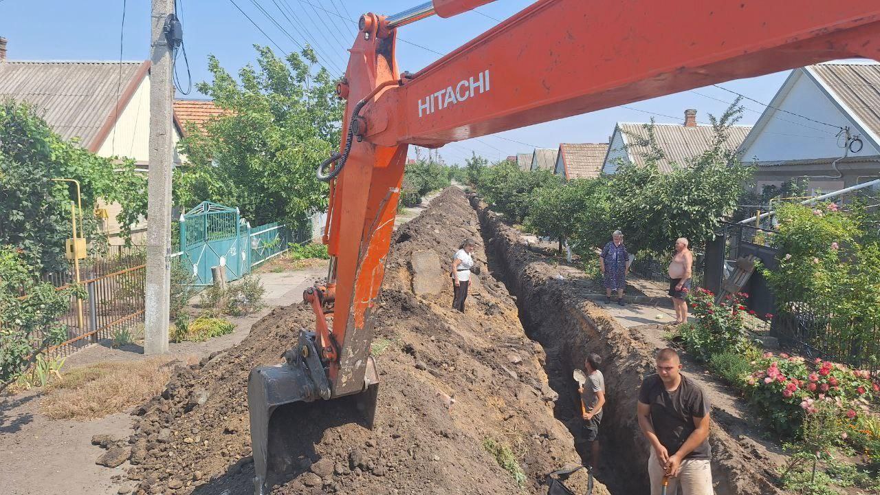 В Мелитополе ведется ремонт водопровода по улице Крымской. Вместо старых стальных труб устанавливаются новые полиэтиленовые диаметром 110 мм, а также монтируются новые задвижки. Все абоненты уже переподключены к обновленной сети. Этот ремонт является частью соглашения о сотрудничестве между Архангельской областью и Мелитополем, рассчитанного до 2030 года, которое предусматривает помощь в восстановлении инфраструктуры и оказание гуманитарной поддержки.