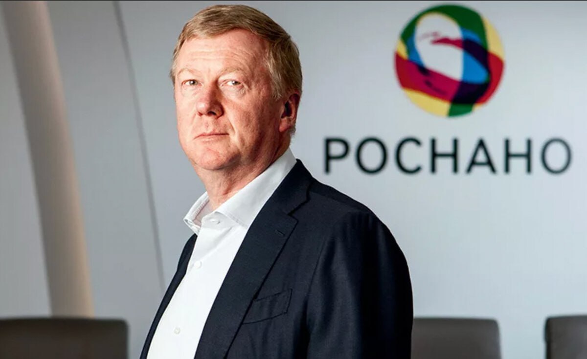 Депутат Госдумы Оксана Дмитриева рассказала о схемах вывода денег из Роснано командой Анатолия Чубайса В 2010 году Роснано приобрело 44 Plastic Logic за 7 1 млрд рублей которые тут же были переведены в Plastic Logic Luxemburg В России учреждается ЗАО Пластик Лоджик которое под поручительство Роснано взяло кредит в МДМ Банке и банке Санкт Петербурге на 5 7 млрд рублей Деньги в свою очередь были выданы в качестве займа компании Plastic Logic Luxemburg под льготные 3 годовых до 2020 года В дальнейшем оплата по займам не осуществлялась а при погашении долгов в качестве кредитора и заемщика выступало одно и то же лицо Завод в Зеленограде так и не построили нанеся прямой ущерб в 13 миллиардов рублей Правонарушения были выявлены ещё в ходе контрольного мероприятия реализованного Счетной палатой в 2013 году по горячим следам Однако расследования не началось jkinvest news jkinvest