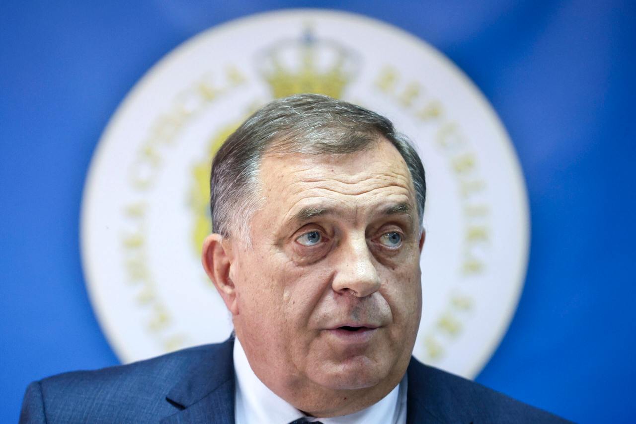 США сняли санкции с Милорада Додика и его семьи Минфин США исключил из своего санкционного списка Милорада Додика лидера партии Союз независимых социал демократов правящей в Республике Сербской Также из под санкций вывели членов его семьи Додик находился в списке санкций Соединенных Штатов с 2017 года из за того что мог представлять угрозу суверенитету Боснии и Герцеговины а также препятствовать выполнению Дейтонских соглашений положивших конец гражданской войне в этой стране Фото AP