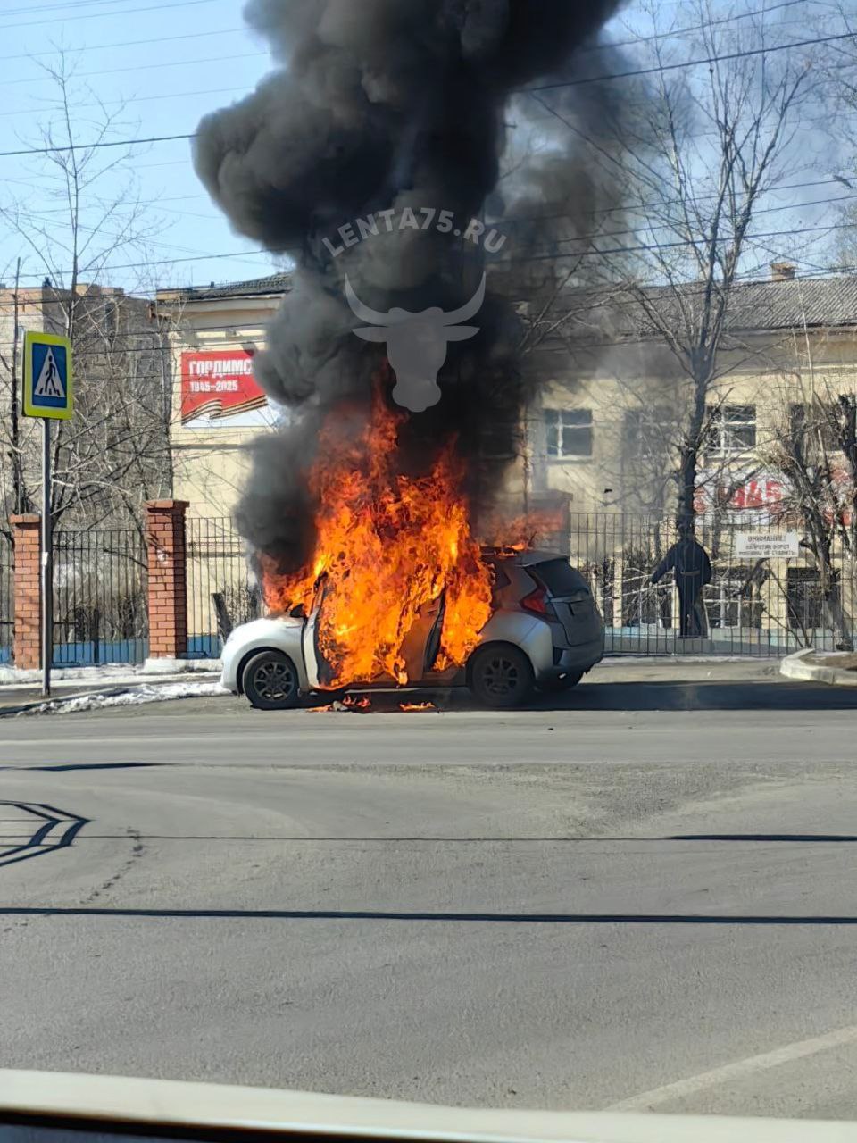 Автомобиль загорелся недалеко от кинокомпании в Чите   Легковой автомобиль загорелся недалеко от кинокомпании, возле гимназии №12 в Чите. Инцидент произошёл 15 марта.    В пресс-службе регионального МЧС корреспонденту издания сообщили, что на пожар выезжало одно отделение ПСЧ №1. Пожар был полностью потушен в 14.27.  Фото:  Lenta75.ru.    ChitaMedia Забайкальский край