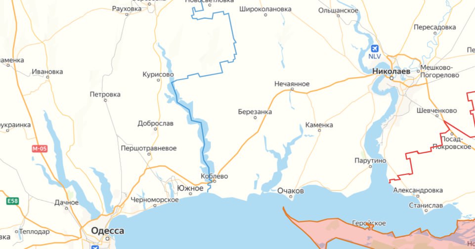 Не волнуйтесь, это против отдыхающих! В Николаевской области начали инженерное оборудование береговой полосы Гауляйтер Николаевской области Виталий Ким сообщил о рытье рвов и установке бетонных заграждений на побережье региона. По его версии это никак не связано с желанием ВСУ подготовиться к отражению русского десанта; работы ведутся «чтобы отдыхающие не подходили к воде ввиду опасности». Очевидцы сообщают, что особо тщательные меры по защите отдыхающих предприняты в Коблево, которое лежит на стыке Николаевской и Одесской областей. Заграждения установлены как на берегу Чёрного моря, так и Тилигульского лимана. Глава местной администрации даже похвалился успехами в борьбе с вражескими отдыхающими. «В общине пытаются перекрыть пляж для отдыхающих, которые, несмотря на запрет, продолжают купаться и загорать у воды. Бетонные блоки, загораживающие проход на пляж, усилили — теперь никаких лазеек нет» — заявил украинский чиновник. Ну при такой остроте проблемы нельзя останавливаться на полумерах, нужно сразу выставлять противопехотные мины и расстреливать несносных отдыхающих при попытке приблизиться к воде, как это не первый год делают украинские пограничники на берегах речки Тисы и в Карпатах. Но если говорить серьезно, то очевидно, что на фоне колоссальных потерь ВСУ на фронте и выросшего до 70% дезертирства бусифицированных пополнений, у киевского режима начинают подрагивать жилочки в ожидании внезапного русского десанта где-нибудь в мягком подбрюшье. Русоедская власть нервничает и пытается заранее прикрыть потенциально уязвимые места. Сама возможность нашего десанта на Черноморское побережье в текущих условиях вызывает определённые сомнения, но вот условия для форсирования Днепра чем дальше, тем более становятся благоприятными. Влад Шлепченко, военный обозреватель Царьграда Царьград.ТВ — Не боимся говорить правду Подпишись