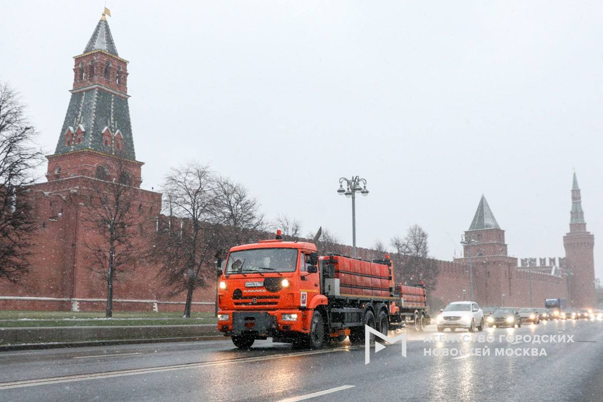 Коммунальную технику в Москве подготовили к осенне зимнему сезону сообщил заммэра Петр Бирюков Большинство коммунальных машин в столице используются круглогодично до наступления холодов их переведут на зимний режим эксплуатации Технику которую используют только зимой снегопогрузчики автогрейдеры роторные снегоочистители мобильные снегоплавильные установки расконсервируют Подпишись на Агентство Москва