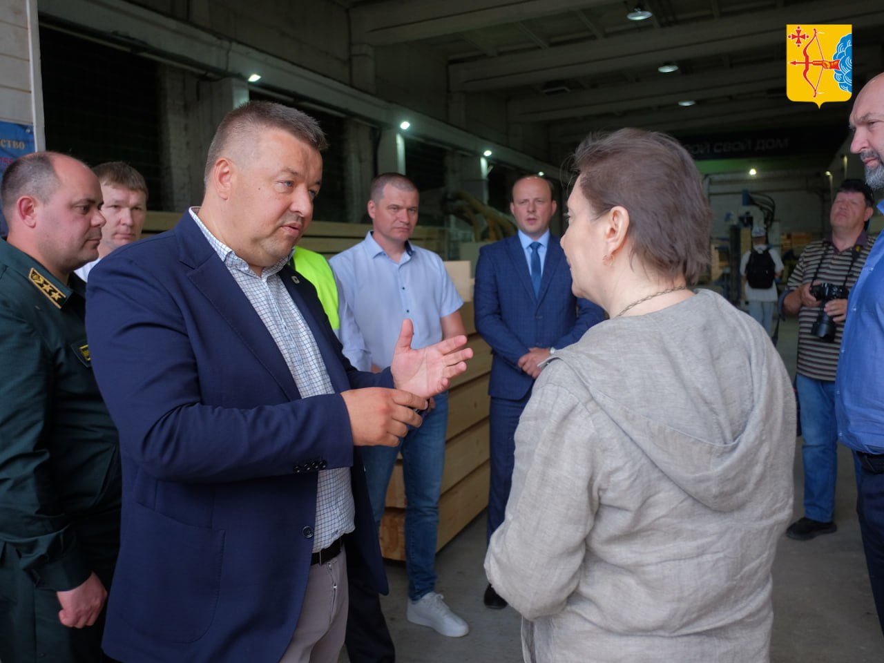 В Кировской области начал работу Совет по вопросам развития лесного комплекса России. Сегодня делегация Совета Федерации посещает деревообрабатывающие компании региона, включая компанию «Форест» в Верхошижемье.   Директор Сергей Устюгов показал сенаторам, как производят сборные дома, топливные гранулы  пеллеты  и пиломатериалы из хвойных пород, используя современное оборудование.  Предприятие полностью обеспечивает себя сырьем: у него есть собственный питомник, где уже шестой год выращивают лиственницу, а с прошлого года добавили кедр. Как отметила сенатор Наталья Комарова, такая работа соответствует целям нацпроекта «Семья» — ведь каждому нужен собственный дом.  Компания работает по замкнутому циклу: от выращивания деревьев до выпуска готовой продукции. Например, здесь запустили цех по производству клееных изделий, где обрабатывают сушеную древесину и собирают домокомплекты. Это позволяет минимизировать отходы и повысить эффективность производства.   Кировская область