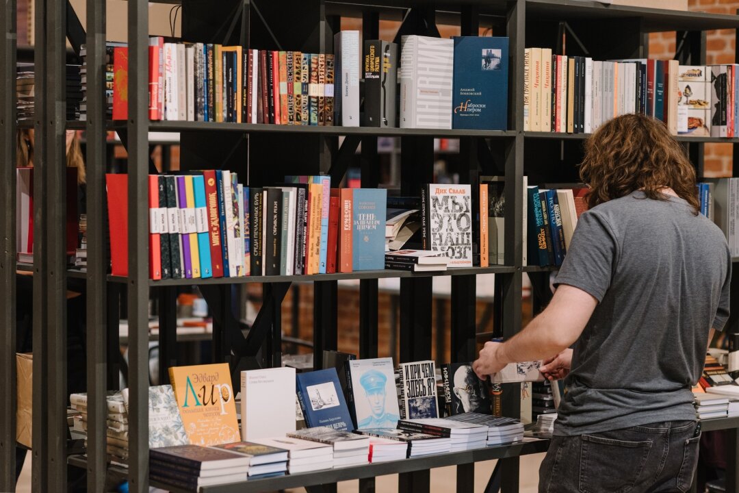 В Сообществе на Новой Голландии пройдет III книжный фестиваль Ревизия В этом году все события программы осмысляют библиотеку как изменчивое живое явление В программе благотворительный сбор книг обсуждение творчества писателя инженера Алексея Конакова и краеведческий променад с Александром Гачковым Подробнее