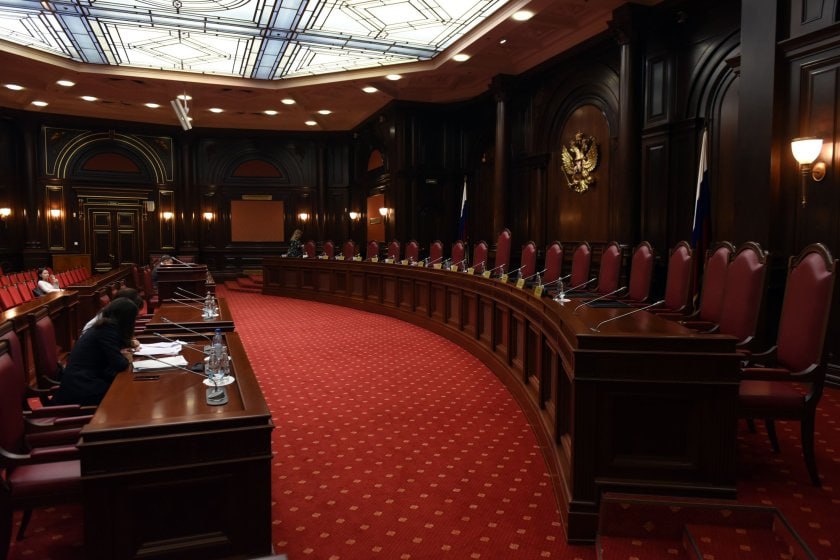 Конституционный суд защитил жертв телефонных мошенников Раньше иск о возврате денег нужно было подавать строго по месту жительства ответчика Злоумышленник мог быть прописан где угодно а пострадавшему приходилось нести огромные расходы на дорогу жилье и адвокатов в другом городе  Отныне можно подавать иск по своему месту жительства Суд встал на сторону матери троих маленьких детей из Ставрополья Владлены Уваровой которая потеряла 235 тысяч рублей Мошенники убедившие ее предоставить данные для доступа к банковскому приложению были не установлены Но был найден счет куда ушли деньги Однако его владелец был прописан в Подмосковье а Уварова не имела возможности для поездки чтобы подать иск  КС постановил пока федеральные законодатели не внесут изменения в действующие правила смещающие баланс прав истца и ответчика в пользу последнего жертвы могут выбирать судиться там где живут они или там где живет ответчик Подписаться на Российскую газету в   Читать нас в MAX