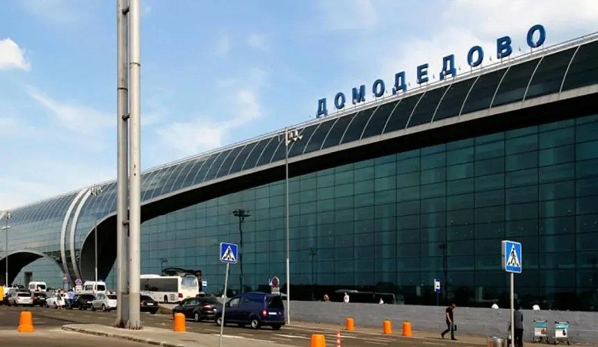 Глава управляющей компании «Домодедово» Андрей Иванов заявил в интервью РБК об отмене в аэропорту «крепостного права». Существовавшие в компании практики работы с персоналом он сравнил с «карательной системой». «Меня искренне поразила карательная система, которая обслуживала этот аппарат. Более тысячи разновидностей бесконечных штрафов, избыточные регламенты, методики, порядки, свои законы, так называемые «суды следователей», — перечислил он, назвав это грубейшим нарушением трудового законодательства. «Можно смело сказать, что с приходом Российской Федерации крепостное право в Домодедово было отменено», — сказал Иванов. В качестве примера он привел ситуацию, когда одного из работников, «который сейчас занимает весьма важную должность», оштрафовали на 20% зарплаты за то, что у него на столе была конфета, и на 5% от зарплаты за то, что открыта дверь в кабинет.