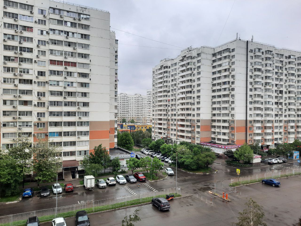В Краснодаре снизились цены на аренду в двух районах Наиболее доступные варианты для съемного жилья теперь можно найти в Прикубанском округе, где средний чек за квартиру опустился до 21 600 рублей -3,2% за месяц . Незначительно подешевело жильё и в престижном Центральном округе — там арендаторы теперь платят в среднем 37 300 рублей -2,1% . Больше информации по ССЫЛКЕ KrasnodarMedia Прислать новость