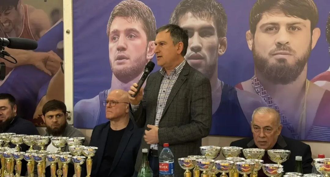 В нашем районе состоялся турнир по вольной борьбе среди юношей на призы бронзового призера Кубка мира Якуба Шихджамалова Поддержать юных спортсменов приехали звезды мирового спорта Икрам Алискеров Умар Нурмагомедов Даурен Куруглиев Али Шабанов и Ислам Мамедов Визит кумиров стал мощным стимулом для ребят верить в себя и стремиться к победам Когда рядом настоящие чемпионы понимаешь путь труден но реален Выражаю огромную благодарность чемпионам за то что нашли время поддержать наших начинающих спортсменов Желаю им новых триумфов на международных аренах Нашим юным спортсменам желаю подняться на высокие спортивные пьедесталы и быть достойным примером для сверстников