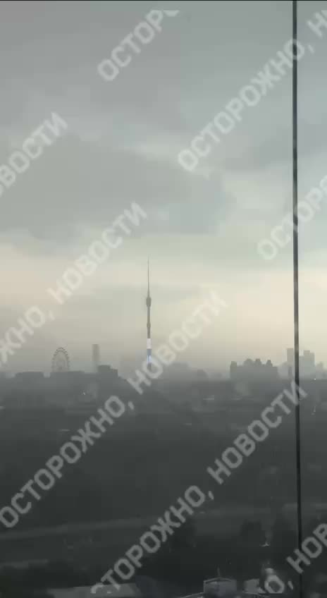 Молния поразила Останкинскую башню в Москве