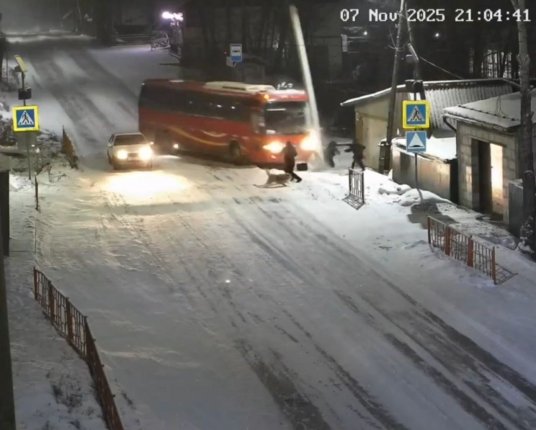 Автобус снес опору ЛЭП и едва не сбил группу пешеходов в Усть Куте Информация о пострадавших и другие подробности дорожной аварии уточняются Читать подробнее на сайте