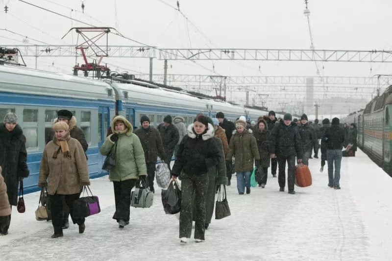 С 1 января устанавливаются новые тарифы на проезд в поездах пригородного сообщения.  Проезд по ЛНР будет стоить 2 рубля за километр, сообщили в Железных дорогах Новороссии.  Прислать новость     Подписаться