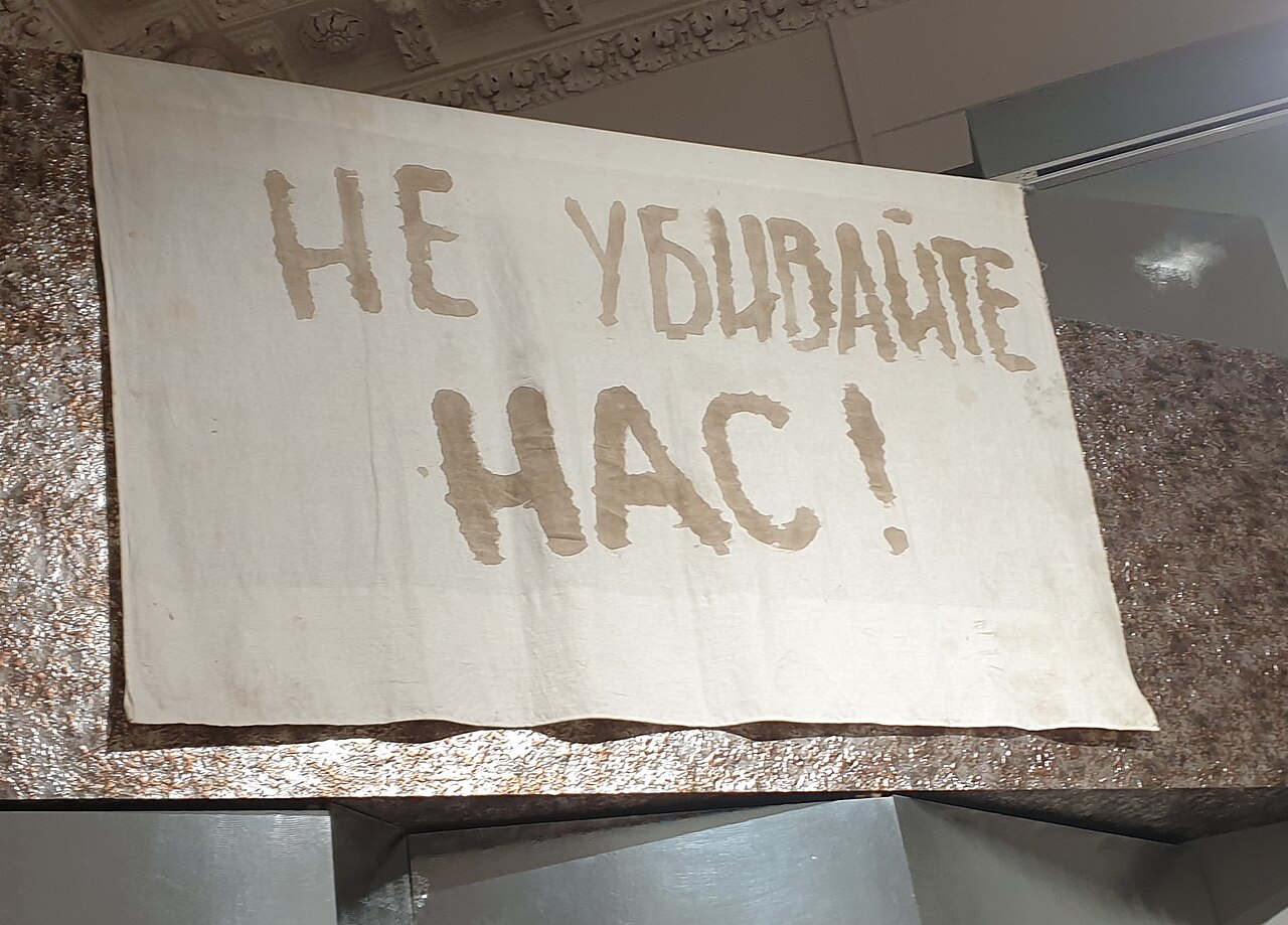 30 лет теракту в Буденновске. Тогда отряд чеченских боевиков численностью почти в 200 человек ворвался в город, захватил заложников и укрылся в районной больнице №2. Более 1200 мирных жителей оказались заложниками, превращёнными в живой щит. Погибли 129 человек - среди них женщины, дети, врачи, а также 18 милиционеров и 17 военных. Ранены были свыше 400 человек. Большинство из них были русскими людьми.