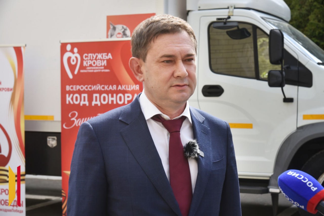 Владимир Нетёсов: «Забота о защитниках Отечества – наша приоритетная задача» Председатель Воронежской областной Думы Владимир Нетёсов принял участие во всероссийской акции «Код донора». Кровь, собранная в ходе благотворительной акции, поступит в полевые и стационарные госпитали. Также донорской кровью и ее компонентами будут обеспечены послеоперационные пациенты, в том числе онкобольные, которые проходят лечение в различных клиниках нашего региона. Сегодня мы приняли участие в акции, сдали кровь, проявили гражданскую инициативу, выполнили человеческий долг. В эти непростые времена забота о защитниках Отечества – наша приоритетная задача. Мы всегда будем поддерживать бойцов - участников специальной военной операции и их семьи, – подчеркнул Владимир Нетёсов.