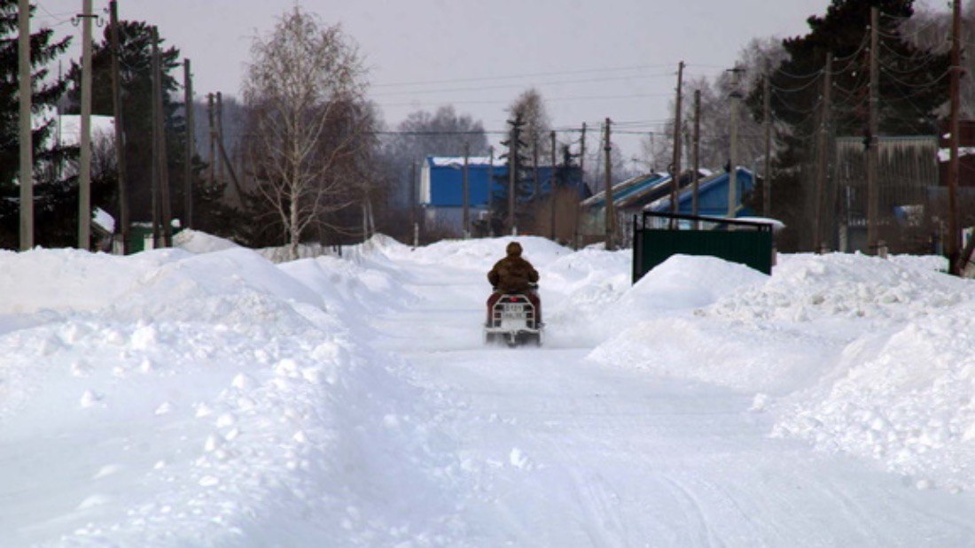 Археологи исследовали труднодоступные памятники под Новосибирском Археологическая экспедиция на вездеходах изучила Уеньское городище одно из крупнейших укрепленных поселений Кулайской культуры в Новосибирском Приобье Маршрут пролегал через заброшенные деревни с сохранившимся укладом сибирской деревни начала XX века Чем дальше едем тем архаичнее выглядят деревни отметили исследователи Городище впервые описанное в XVIII веке сохранило следы древнего поселения остатки полуземлянок улиц и оборонительных рвов На обратном пути группа преодолела исторический брод через реку Старая Рытвина Om1 Новосибирск в МАХ