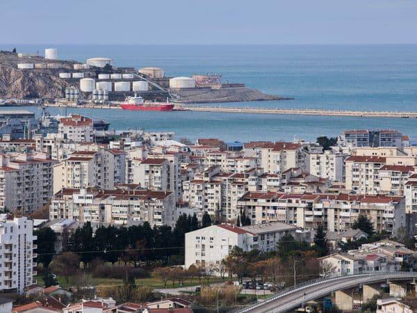 Скандал и трагедия в Баре Девятилетний мальчик A R из Бара внезапно скончался 15 ноября Причина корь и высокая температура Родители несколько раз водили ребёнка к врачу но дежурный педиатр решил что госпитализация не нужна А между тем состояние мальчика ухудшалось с каждым часом И в субботу утром трагедия случилась До болезни у ребёнка не было никаких проблем со здоровьем Сейчас ждём результаты вскрытия которые должны показать точную причину смерти Соболезнования семье Но скандал тут очевиден как так можно было оставить ребёнка без помощи Ждём официальных разъяснений и надеемся что этот случай станет уроком для всей системы здравоохранения Бар Черногория Трагедия Корь Здравоохранение Montegram