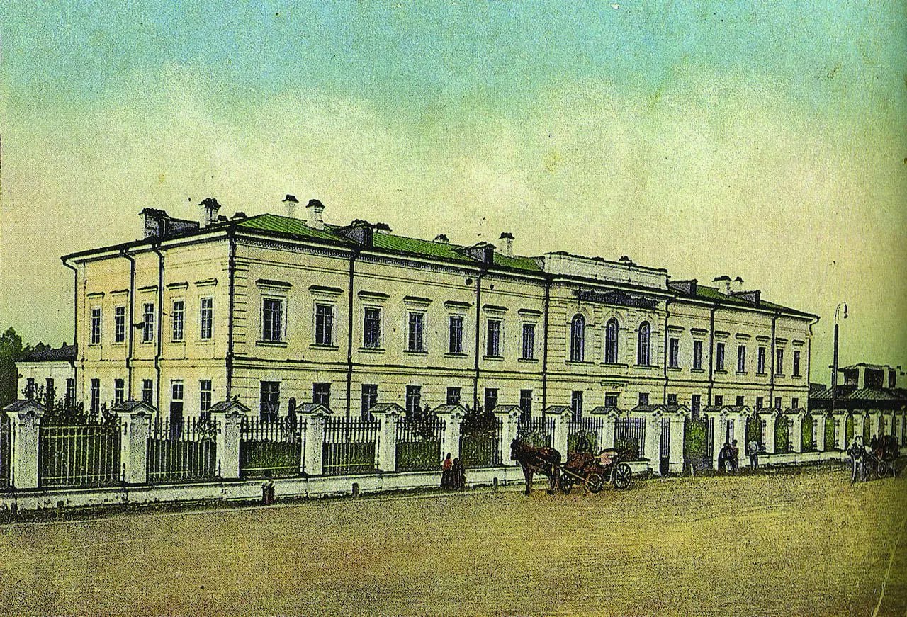 130 летний юбилей отмечает Ивано Матренинская детская клиническая больница в Иркутске 8 сентября 1895 года медучреждение приняло первых пациентов По свидетельству современников таких больниц как только что освященная Ивано Матренинская мало даже в Европе Свое историческое название больница получила по указу Николая II в честь основателей купцов Ивана и Матрёны Базановых На сегодняшний день в составе Ивано Матренинской больницы 29 отделений две крупные лаборатории четыре кабинета экстренной помощи и детская городская поликлиника 1 Главным врачем больницы уже на протяжении 18 лет является Владимир Новожилов Амбулаторную и стационарную помощь в медучреждении ежегодно получают более 120 тысяч юных пациентов