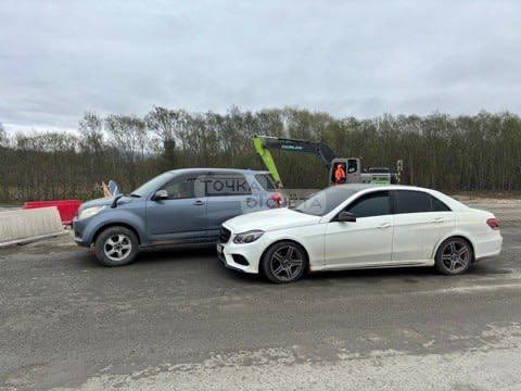 Mercedes-Benz и Toyota Rush не смогли поделить дорогу в Южно-Сахалинске Госавтоинспекция областного центра ищет очевидцев ДТП, которое произошло на 10 километре автодороги Южно-Сахалинск - Корсаков. 14 мая в 8:30 там столкнулись Mercedes-Benz Е 200 и Toyota Rush. Автомобили получили механические повреждения. Люди не пострадали. Если вы были очевидцем этой аварии, если она попала в объектив вашего авторегистратора, откликнитесь: +7 924 282-47-25.