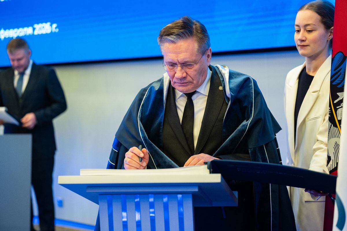 Алексею Лихачеву присвоено звание почетного профессора НИТУ МИСИС Генеральный директор госкорпорации в ходе визита в вуз поздравил Национальный исследовательский технологический университет МИСИС с двумя историческими датами 125 летием со дня рождения Авраамия Завенягина легендарного ректора МИСИС организатора советского атомного проекта и 95 летием с момента его назначения на пост руководителя вуза Алексей Лихачев выступил перед студентами Передовой инженерной школы Материаловедение аддитивные и сквозные технологии и членами студенческого сообщества Росатома с лекцией Росатом энергия и технологии будущего Кроме того он вручил десяти лучшим студентам университета именные стипендии имени Завенягина Руководство госкорпорации также отметило наградами ученых и сотрудников МИСИС за разработки в интересах атомной отрасли Среди них создание квантовых процессоров исследования радиационно стойких сталей подготовка космических экспериментов на Международной космической станции и пионерские работы в области аддитивных технологий Алексей Лихачев генеральный директор Росатома МИСИС один из ведущих опорных вузов для Росатома Наше тесное сотрудничество общие история и цели позволяют нам вместе совершать научные прорывы готовить специалистов высочайшего класса и уверенно смотреть в будущее Подписывайтесь на Росатом Оставляйте бусты новость АлексейЛихачев