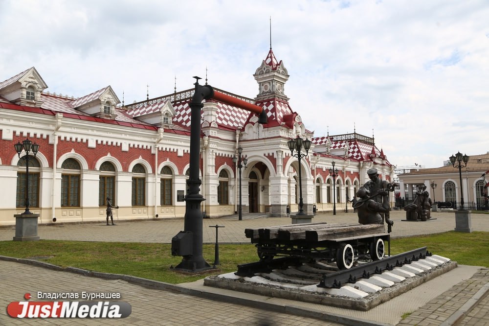 Завершилось голосование народного конкурса Достояние Среднего Урала сообщает tg Свердловские профсоюзы 1 Свердловская железная дорога 5962 голоса 2 УрФУ 5384 голоса 3 Синяя гора под Кушвой 4650 голосов 4 Спорткомплекс Динамо 4615 голосов 5 Памятник Маршалу Советского Союза Георгию Жукову 4315 голосов 6 Музей разведчика Николая Кузнецова в Талице 3694 голоса 7 Исторический сквер Екатеринбурга 3457 голосов 8 Белоярская атомная станция 3112 голоса 9 Нижнетагильский подносный промысел 2772 голоса 10 Уральский добровольческий танковый корпус 2621 голос 11 Мемориал Чёрный тюльпан 2618 голосов 12 Парк Сказов 2545 голосов 13 Уральские пельмени 2539 голосов 14 Артинская коса 1224 голоса 15 Ансамбль народных инструментов Верх Нейвинские ложкари 749 голосов Церемония награждения победителей состоится 17 января 2026 года в День рождения Свердловской области отмечают в Федерации профсоюзов Свердловской области justmediaru