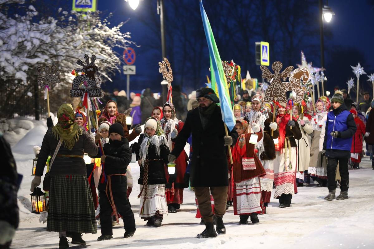 Турпоток в Вологодскую область на новогодние каникулы вырос на 20 Туристический поток в Вологодскую область в период новогодних каникул 2025 2026 гг превысил 300 000 человек Это на 20 больше по сравнению с предыдущими новогодними праздниками сообщила пресс служба правительства региона В период новогодних каникул в регионе побывали более 42 000 туристов 270 000 экскурсантов посетили наши города и достопримечательности одним днем В зимнюю сказку на Вологодчине окунулись жители Ярославской Кировской Костромской Архангельской Нижегородской Ленинградской областей Санкт Петербурга Москвы Республики Коми рассказал губернатор Георгий Филимонов  Наиболее привлекательными для путешествий стали Вологда Череповец Великоустюгский Вологодский Кирилловский и Тотемский округа  Резиденцию Деда Мороза в Великом Устюге посетили свыше 41 000 человек Пресс служба правительства Вологодской области Telegram Max