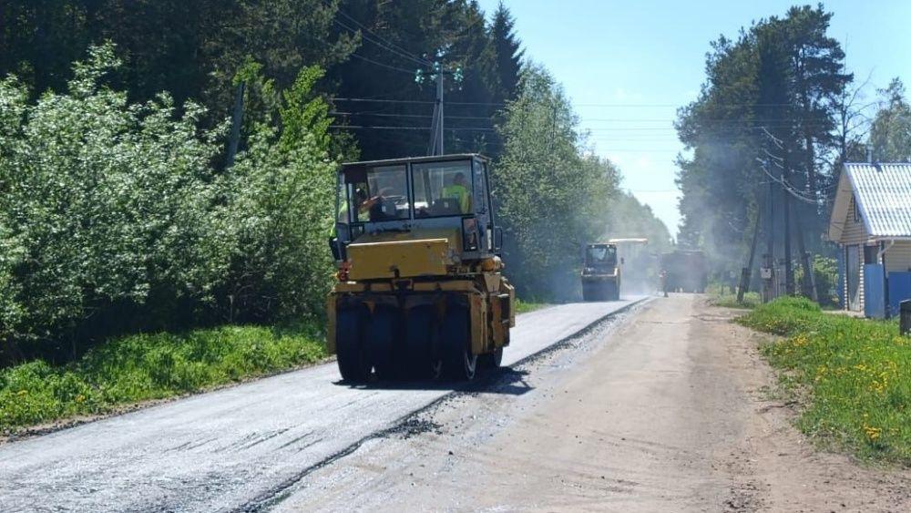 В Кирове начался ремонт дороги от улицы Поселковой в селе Бахта до деревни Коробовской. Участок протяженностью 2,7 км не ремонтировали капитально около 50 лет, и местные жители неоднократно жаловались на его плохое состояние. Подрядчик укладывает выравнивающий слой асфальта. По контракту предусмотрено два слоя покрытия, укрепление обочин щебнем и обустройство съездов. На проблемных участках уже заменили грунт и сделали песчано-щебеночное основание. Если погода не подведет, ремонт планируют завершить до конца августа.