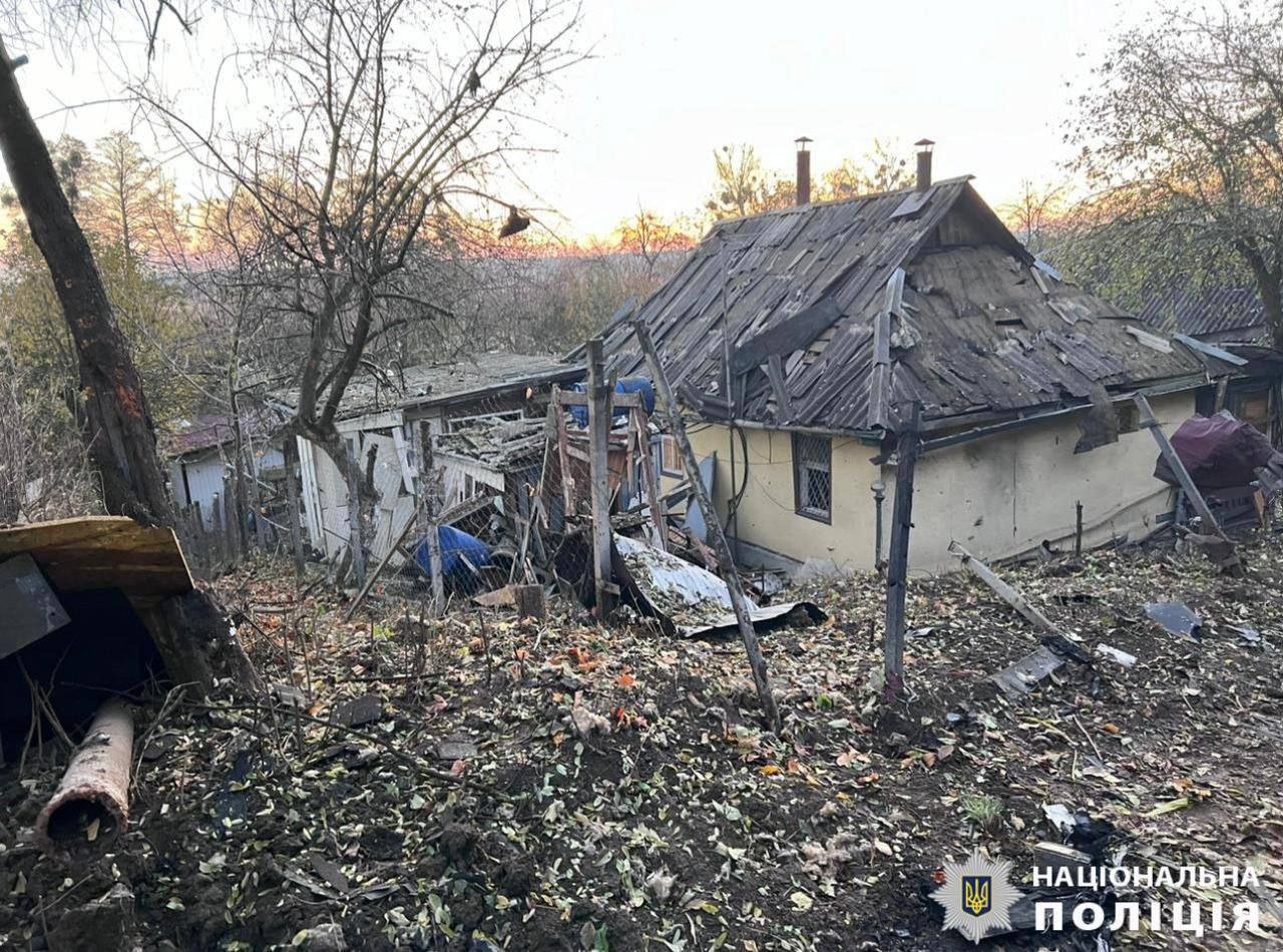 Результаты атаки дронов в Киевской области. В одном из районов повреждены четыре частных жилых дома. О пострадавших пока не сообщается.