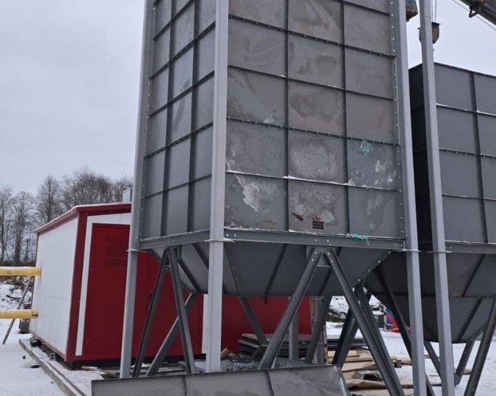 В Плесецком округе строящаяся котельная на пеллетах находится в высокой степени готовности Возведение блочно модульной котельной работающей на экологичном пеллетном топливе ведется в п Строитель в рамках исполнения поручений Президента России Владимира Путина по поддержке лесопромышленной отрасли Как сообщил министр ТЭК и ЖКХ Архангельской области Дмитрий Поташев строительство энергообъекта выходит на финишную прямую Техническая готовность котельной мощностью 0 7 МВт составляет порядка 90 Завершаются работы по электрической части благоустройству прилегающей территории В ближайшее время подрядная организация планирует приступить к пусконаладочным работам Напомним что всего в рамках исполнения поручения Президента на территории Поморья ведется строительство 20 биотопливных котельных Наиболее мощные из них расположены в Архангельске на ул Постышева 12 4 МВт и ул Лермонтова 8 МВт Кроме того три объекта возводят в Приморском округе и 14 в Устьянском новостиmintekao Дмитрий Поташев