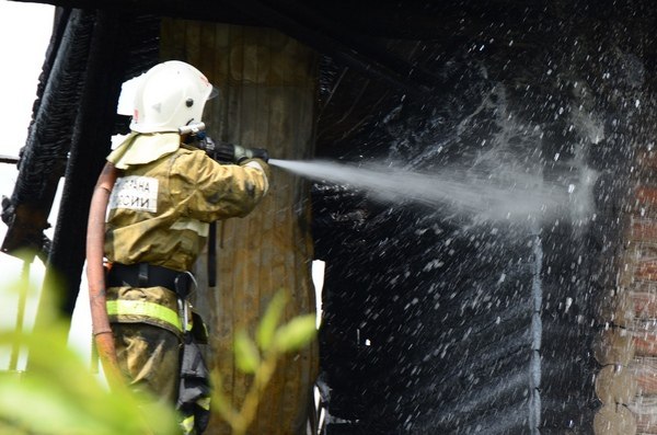 В понедельник 26 января на пульт диспетчера пожарно спасательной службы поступило сообщение о пожаре в селе Лебяжье Здесь горела деревянная обрешётка кровли летней кухни Пожар охватил площадь в 4 квадратных метра На борьбу с огнём выехали подразделения 27 й пожарно спасательной части ликвидировав горение менее чем за час К счастью погибших и пострадавших в результате происшествия не оказалось а предполагаемой причиной пожара спасатели назвали перекал печи от жара которой и воспламенились деревянные конструкции постройки
