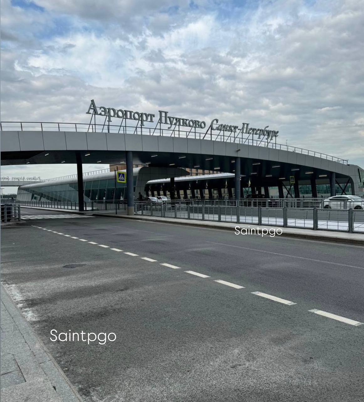 С 18 мая в петербургском аэропорту Пулково возможны задержки рейсов и отсутствие бортового питания. Как сообщает 78.ru, новые правила досмотра допускают поставку еды на борт только через зону транспортной безопасности. Сейчас этим требованиям соответствует лишь один поставщик — компания «Аэромар». Авиакомпании опасаются, что он не справится с объёмом. ФАС уже выявила признаки нарушения конкуренции и предупредила аэропорт: если ситуацию не исправят до 26 мая, может быть возбуждено антимонопольное дело. – жми тут / Прислать новость #спб #питер #Петербург