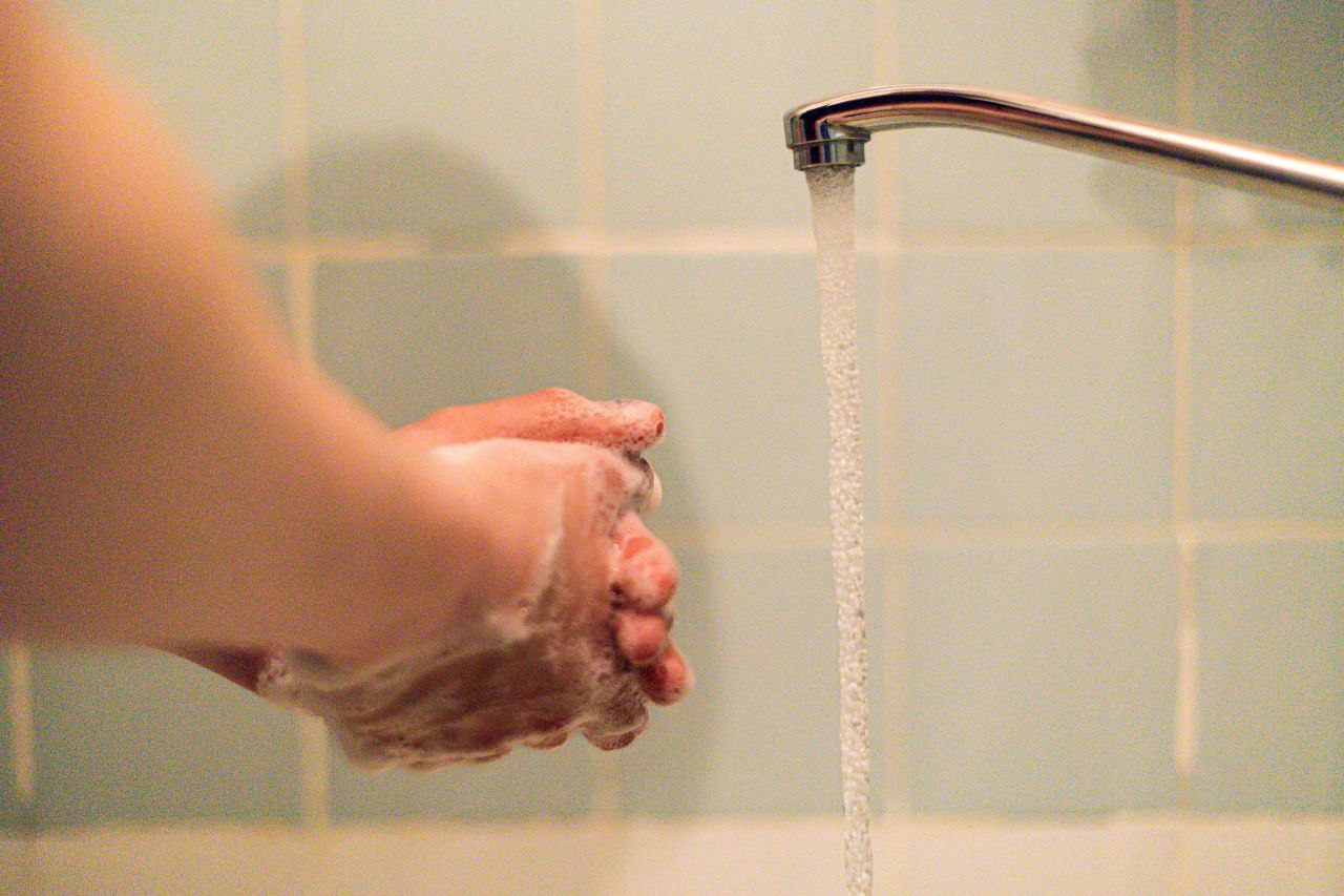 Нет воды не проблемы УК решила вопрос с подмесом воды отключив её В соцсети губернатора в круглосуточном режиме продолжают сыпаться жалобы на отсутствие отопления и горячей воды В одном из домов Мурманска отключение горячего водоснабжения стало решением проблемы жильцов По ул Свердлова 30 неоднократно поступали жалобы на подмес горячей воды в холодный кран Из холоного крана просто хлещет кипяток У нас дети практически в каждой квартире И не дай Бог при открытии крана холодной водой получат ожог от кипятка Но при нашей жалобе сделали проще отключили ВЕСЬ дом от горячей воды В дикий минус на улице Мало видимо мы платим бешеные деньги за подогрев так еще и по вынужденной причине еще и выложи денег за электричество которое намотает бойлер И не факт что он у всех есть Получается весь дом а это около 70кв а жильцов и того больше остались в зиму без горячей воды пока коммунальные службы не отпразднуют Новый год и остальные праздники пожаловалась главе региона жительница дома