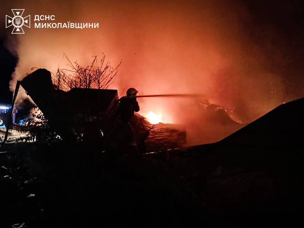 В Николаеве ночью были прилеты «Гераней» по двум предприятиям, подтверждают местные гауляйтеры Возникли пожары на складах.