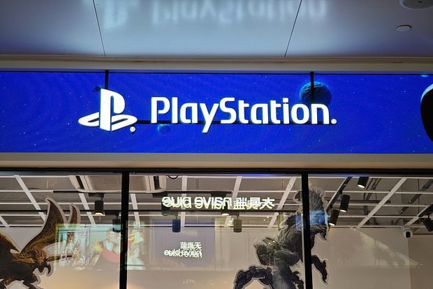 ГАДЖЕТЫ РАСКРЫТЫ ХАРАКТЕРИСТИКИ PLAYSTATION 6 Известный инсайдер под ником Moore s Law is Dead раскрыл ключевые характеристики PlayStation 6 Об этом специалист рассказал в своем блоге на YouTube Блогер напомнил что по его информации в следующем поколении консолей Sony представит классическую и компактную приставки PlayStation 6 Вероятно последняя будет конкурировать на рынке с Nintendo Switch которую в июне назвали самой быстро продаваемой игровой консолью в истории Инсайдер сообщил что ручная PS6 упоминается в отчете под названием Canis Аппарат должен получить процессор с четырьмя ядрами Zen 6c и двумя Zen 6LP которые будут зарезервированы под нужды операционной системы Модель выйдет с оперативной памятью стандарта LPDDR5X 8533 Указанный формат поддерживает до 48 гигабайт памяти хотя в реальности PS6 получит меньший объем Также компактная консоль будет иметь графический процессор AMD RDNA 5 с 16 вычислительными блоками и максимальной частотой 1 65 гигагерц В отличие от классической консоли маленькая версия выйдет как со слотом для накопителя M 2 так и с интерфейсом для карты microSD Устройство получит сенсорный дисплей В заключении автор заявил что в настоящий момент Sony ориентируется что компактная PS6 будет стоить от 549 до 699 долларов 44 56 тысяч рублей Но ближе к релизу стоимость устройства вероятно пересмотрят в большую сторону ФОТО Cfoto Keystone Press Agency Globallookpress com аврорамедиа гаджеты Telegram экосистема АВРОРА МЕДИА МЕДИА НОВОСТИ РЕГИОН ЛАЙФ СПОРТ ГЕРЛЗ ХАЙТЕК ПЕРСОНЫ ИНСАЙД КРИМИНАЛ МОЛОДОСТЬ LIVE АВРОРА МЕДИА YOUTUBE RUTUBE