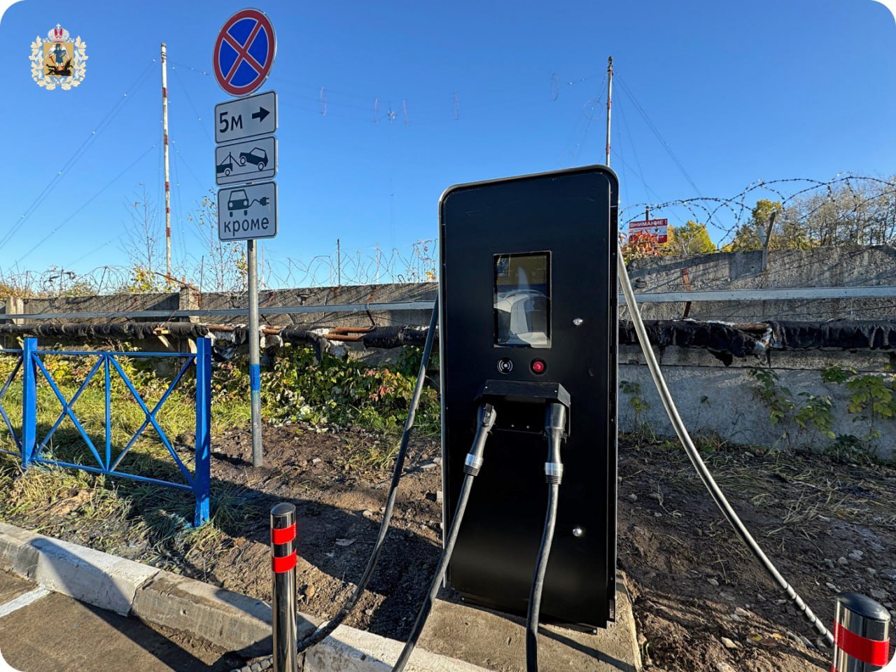 В Архангельске открылась первая станция быстрой зарядки электромобилей  Пункт электропитания мощностью 50 киловатт оборудован на автостоянке торгового центра «Лента» на проспекте Московский.       У станции два коннектора: GBT для зарядки автомобилей китайских производителей и CCS combo для европейских авто на электротяге. Зарядка автомобиля с помощью этой станции займет порядка 40 минут, в зависимости от техособенностей машины – это в 7-8 раз быстрее, чем зарядка от бытовой электросети. Энергии хватит на 200-300 километров пробега.         Участники проекта рассчитывают, что установка первой станции быстрой зарядки электромобилей станет началом большого пути по созданию обширной сети заправок.