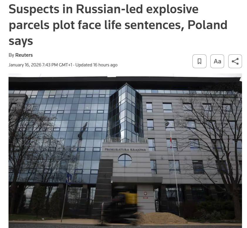 Четырем украинцам и одному гражданину России в Польше грозит пожизненное заключение по обвинению в подготовке диверсий по заказу РФ Как сообщает Reuters их обвиняют в организации пересылке взрывающихся посылок по почте Представители МИД Украины заявляют что их задержали при содействии украинских властей В заявлении говорится что один из них Владислав Д планировал подготовить посылки со скрытыми зажигательными устройствами и взрывчаткой и отправить их в Великобританию и Польшу Другой Вячеслав С планировал будущие диверсионные действия включая отправку двух тестовых посылок в США и Канаду добавлено в заявлении Третий Владислав Б обвиняется в получении обеспечении сохранности и транспортировке посылок между столицей Литвы Вильнюсом и центральным городом Каунасом говорится в заявлении пишет Reuters Подробнее о деле взрывающихся посылок мы писали здесь