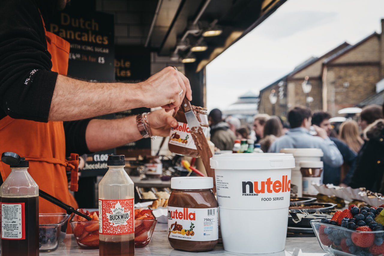 Неурожай может сорвать поставки Nutella на рынок Неурожай фундука в Италии может привести к дефициту ореховой пасты Nutella Об этом пишет издание Spiegel Производящая Nutella компания Ferrero закупает фундук в Италии и в Турции Однако в европейской стране урожай фундука оказался самым низким за последние десятилетия и вдвое меньше чем в 2024 году 70 тыс т В Турции производство фундука также упало из за заморозков Ожидается что теперь производители начнут закупать этот орех в Китае и требовать повышения цен В составе Nutella фундук составляет около 13 поэтому по мнению экспертов рост цен на орехи будет сильнее чем рост цен на готовый продукт В последние три года продукты с фундуком в странах ЕС подорожали на 27 65