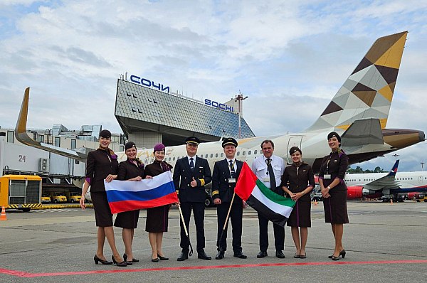 В аэропорту Сочи встретили первый рейс национального перевозчика ОАЭ – Etihad Airways В аэропорту Сочи встретили первый рейс национального перевозчика ОАЭ – Etihad Airways. Сегодня новая авиакомпания выполнила свой первый рейс по маршруту Абу-Даби – Сочи – Абу-Даби. В курортную столицу России прибыло 155 туристов из Ближнего Востока. Об этом сообщает AVIA.RU со ссылкой на данные воздушной гавани. Как отмечается в сообщении в телеграм-канале аэропорта, самолет в красочной ливрее встретили водной аркой, а в зоне прилета всех пассажиров ждали традиционные кубанские угощения, творческая встреча с казачьими песнями и танцами, а также сувениры и незабываемые эмоции! aviaru.net/n284049