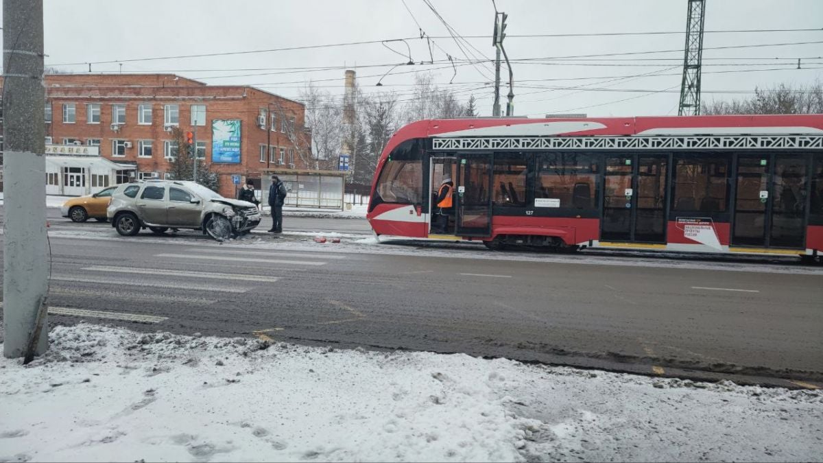 В Туле на Демидовской плотине произошло ДТП со "львенком"     В Туле на улице Демидовская плотина столкнулись кроссовер и трамвай. Кадрами с места преступления поделились наши читатели.  ↗  Прислать новость   Подписаться