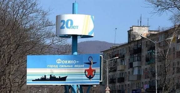 Девочка заказала избиение своих одноклассников В Фокино шестиклассники два брата двойняшки стали жертвами жестокого избиения организованного группой подростков Но самое шокирующее в этой истории то что заказ на расправу сделала их одноклассница 26 ноября шесть парней в возрасте 17 18 лет подкараулили братьев после школы Они довели мальчишек до соседнего магазина и начали избиение Несмотря на разницу в возрасте расправа была беспощадной Правда бил только один студент местного колледжа а остальные создавали устрашающий фон Он бил моего сына и ногой в спину и локтем Если бы не портфель за спиной последствия могли быть ещё хуже Когда мой второй сын попытался заступиться за брата его начали бить по голове Когда мне в полиции рассказали что произошло мне стало плохо делится мама пострадавших мальчиков Днём ранее эта же компания избила ещё одного мальчика а четвёртую жертву побить не успели Однако последствия для пострадавших оказались тяжёлыми Один из братьев госпитализирован с переломами носа ушибом глаза и повреждёнными зубами Второй мальчик получил удары по голове после чего несколько дней не мог ходить в школу Как выяснилось позже причиной нападения стала жалоба их одноклассницы Девочка рассказала студентам колледжа что мальчишки её обижают Те не разобравшись решили восстановить справедливость Однако после избиения девочка заявила что это была всего лишь шутка Я боюсь что девочка заказчица и те кто стоял и смотрел на избиение останутся безнаказанными говорит мама пострадавших Источник sharipova nhk dvved