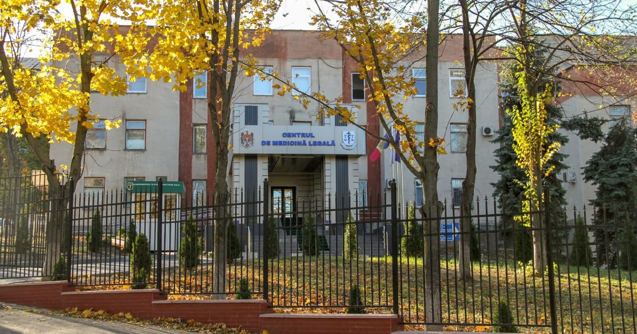 Цифровая неисправность на два дня парализовала работу системы судебно-медицинской экспертизы по всей стране, из-за чего нельзя было забирать тела из моргов. Инцидент устранили только 14 августа, сообщили в Минздраве. По словам замдиректора Центра экспертизы в Кишиневе Ивана Булгару, система работает только в цифровом формате и не предусматривает бумажного учета, что сделало невозможной выдачу документов. Сколько человек было затронуто, можно узнать только по официальному запросу. В Минздраве подтвердили, что система восстановлена во второй половине дня. Подписаться Смотреть эфир