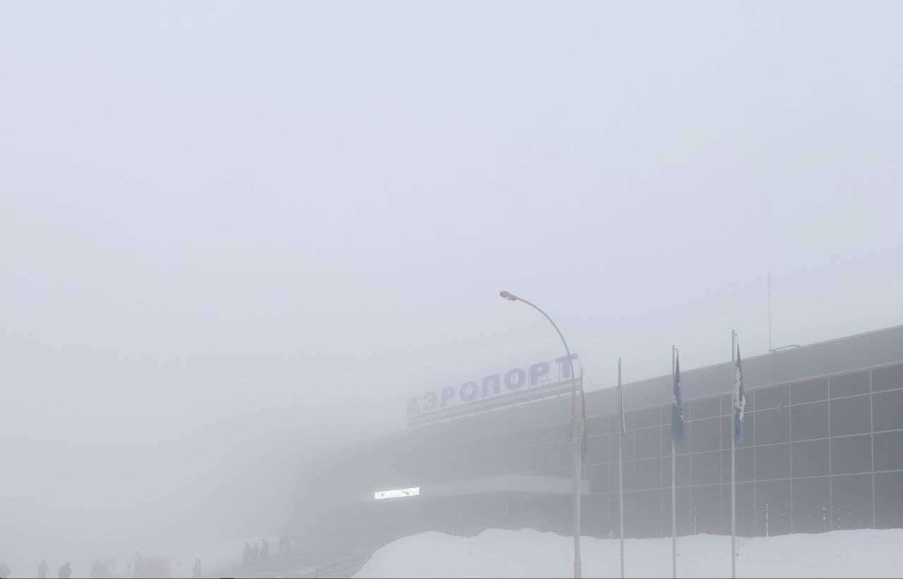 Не смог приземлиться в Братске Самолету летевшему из Иркутска помешала погода сильный боковой ветер и плохая видимость Сначала экипаж принял решение уйти на второй круг а затем лететь обратно в Иркутск рассказали в пресс службе братского аэропорта Судя по онлайн табло иркутского аэропорта речь идет о рейсе авиакомпании S7 6443 который вылетел в 7 25 О времени новой отправки рейса информации пока нет В Братске самолет ожидают 74 пассажира Им будут предложены напитки а в случае задержки более чем на 4 часа горячее питание Фото aerobratsk Читайте IrCity в MAX