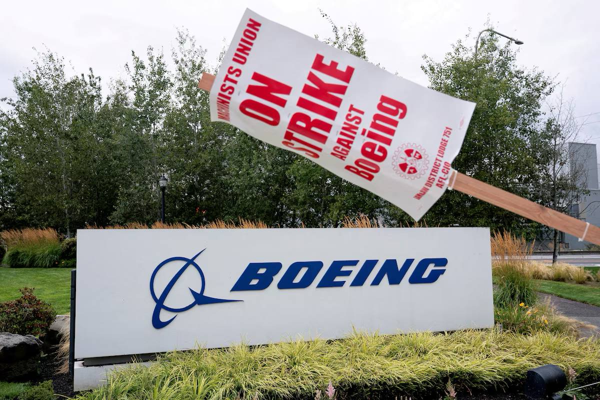 Забавстовки в Boeing   Компания Boeing и её крупнейший профсоюз заявили, что они продолжат переговоры по контракту во вторник. Обе стороны стремятся достичь соглашения чтобы завершить забастовку почти 33 000 работников на заводах на Западном побережье США.  Компания и профсоюз, члены которого бастуют уже 25 дней, возобновили переговоры по контракту в понедельник в присутствии федеральных посредников.  «Хотя мы провели весь день за переговорами с Boeing и федеральными посредниками, нет значительного прогресса, о котором можно было бы сообщить. Мы вернёмся к этому завтра», – заявил союз машинистов и работников аэрокосмической отрасли поздно вечером в понедельник.  В Boeing также подтвердили, что медиация продолжится во вторник.  Профсоюз требует повышения зарплаты на 40% в течение четырёх лет и восстановления пенсионного обеспечения с фиксированными выплатами, которое было отменено.  Руководство компании сделало предложение в прошлом месяце, назвав его «лучшим и окончательным», которое предусматривало повышение зарплаты на 30% и восстановление бонуса за производительность, но профсоюз заявил, что опрос его членов показал, что этого недостаточно.  Из-за забастовки пришлось  остановить производство самых продаваемых самолётов – Boeing 737 MAX, а также широкофюзеляжных 777 и 767.  FlightMode